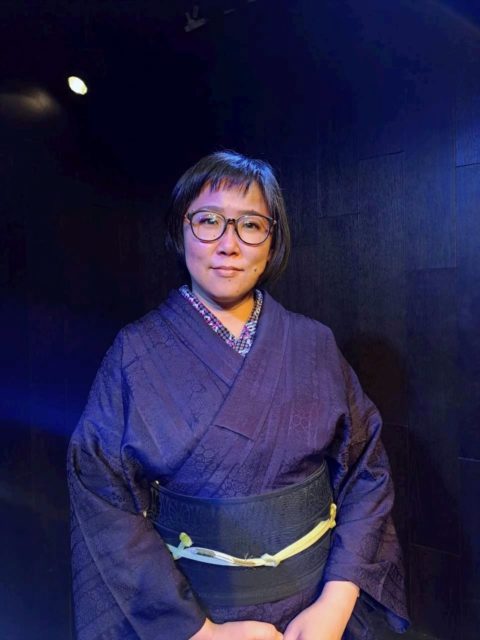 #時をつなぐ朗読会

３公演、無事終了いたしました。

INISHIE まよいごと 
時代物を3作品お届けしました。

会場に入ってからはあっという間でした。

今回の着物は全て自前

濃い紫な無地小紋に
深緑色の半幅帯
黄緑の帯締め
半襟も柄が入ったものにしてみたり
語りを担当したので
目立ちすぎず、でも存在感はある程度出るように
意識してコーディネートしてみました😁

自分で着れるようになって良かったなぁと思います。

写真はメガネ有りと無しでそれぞれ

#朗読劇